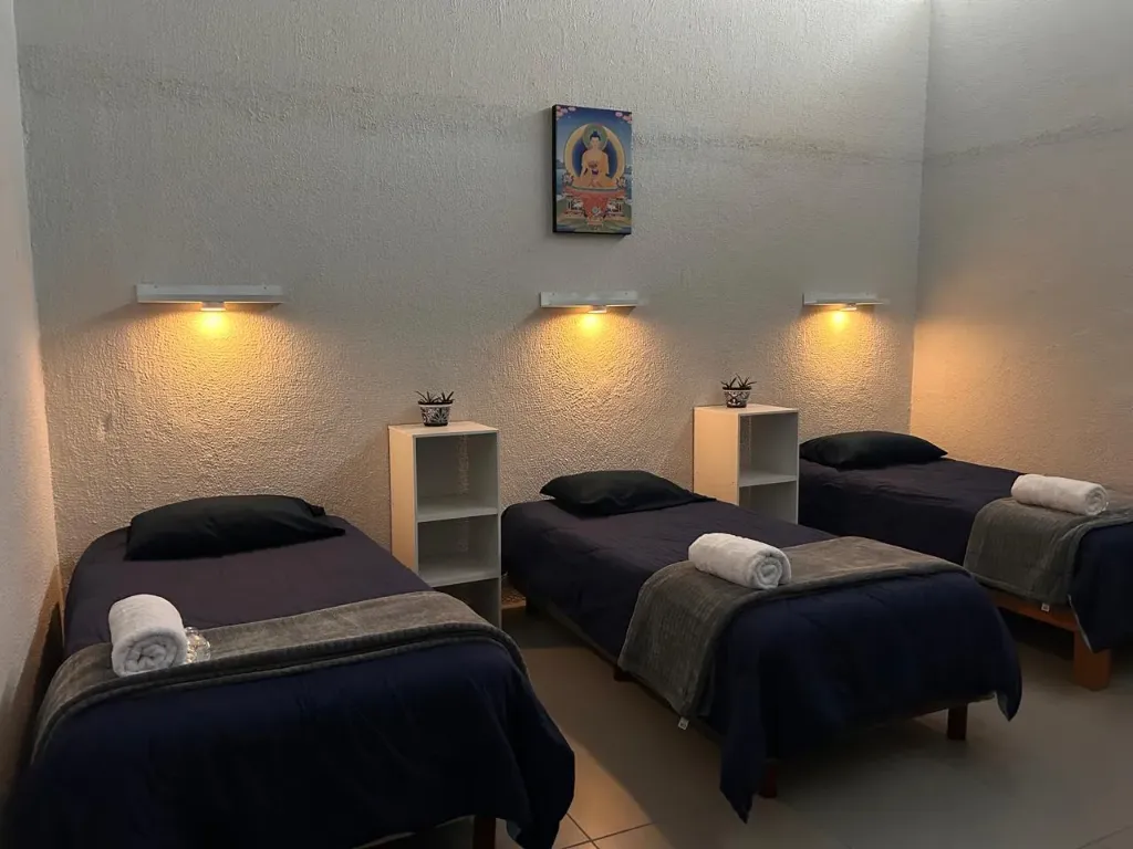 Hospedaje por noche - cama en dormitorio